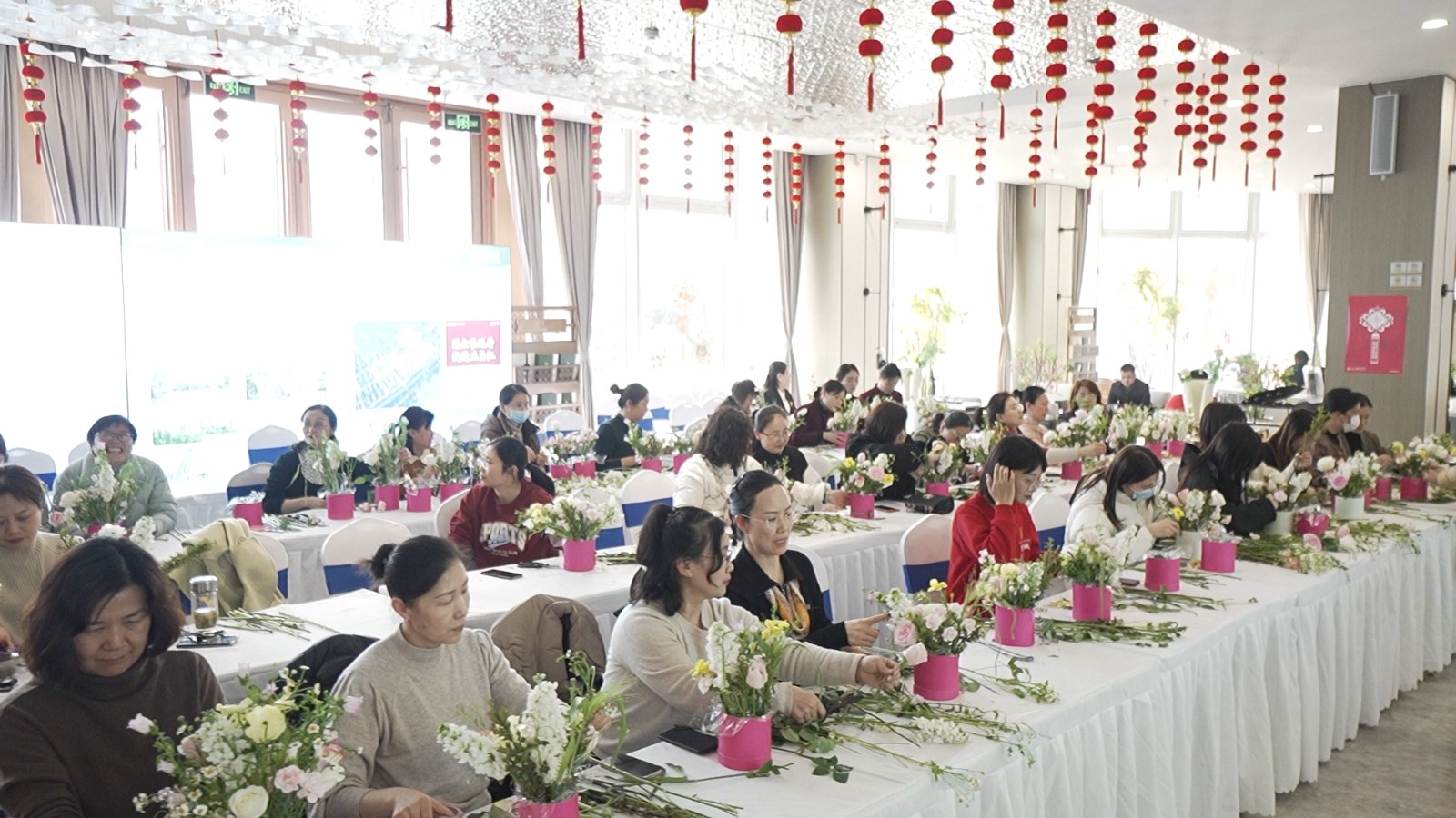 信華發(fā)展公司開展慶祝“三八”國際婦女節(jié)花藝沙龍活動