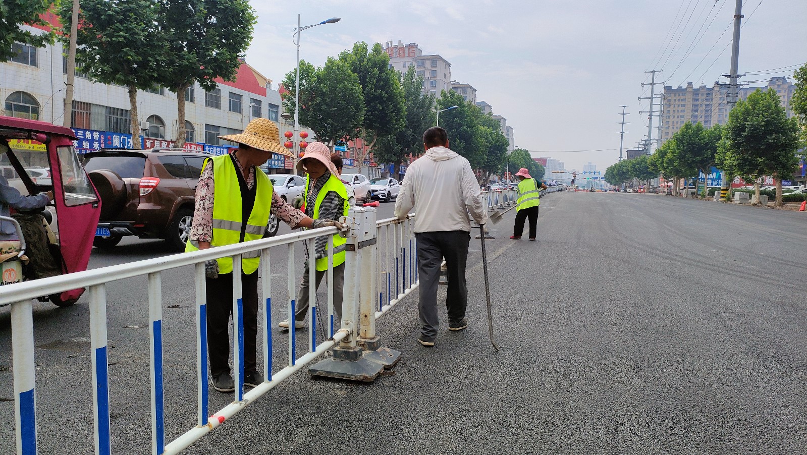 平行路（荊河?xùn)|路至沿河路段）主車(chē)道順利完成瀝青鋪設(shè)